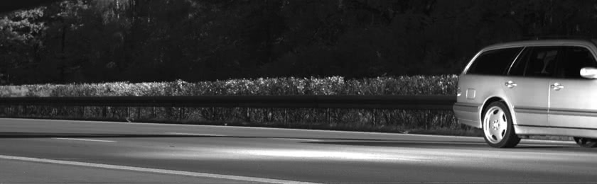 Blitzerfoto von Fahrzeug auf der Autobahn.