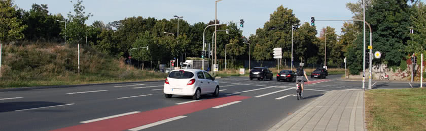 Straßenverkehr mit grünen Ampeln. Ob immer gefahren werden darf, erfahren Sie in diesem Artikel.