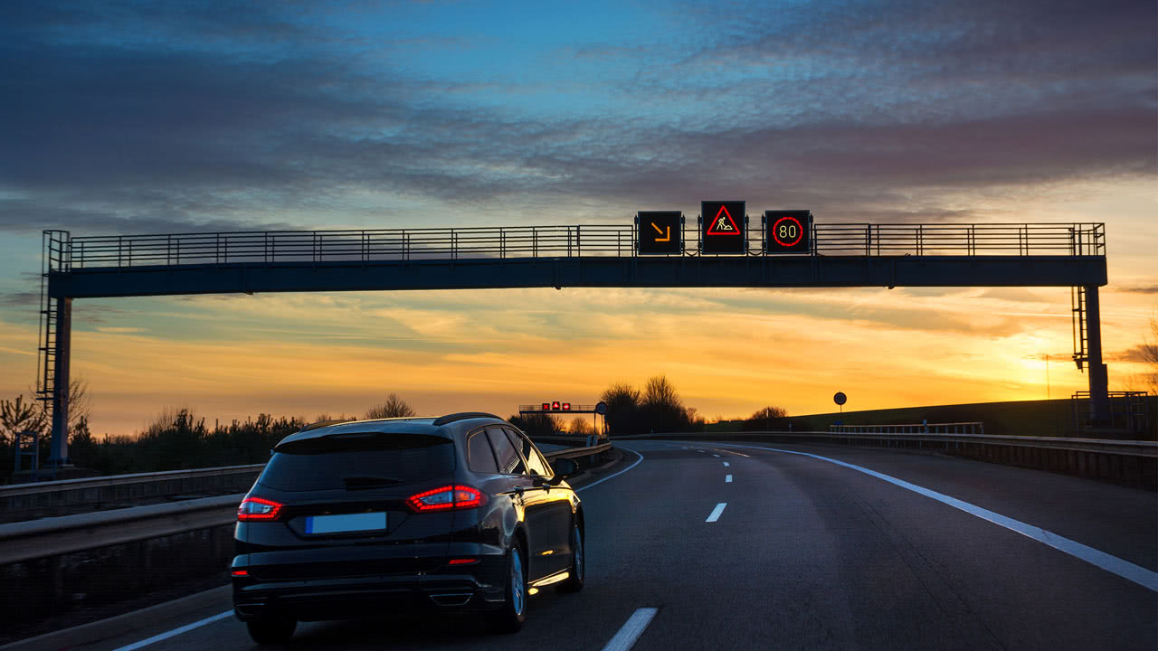 Read more about the article Was bedeutet das X-Schild auf der Autobahn?