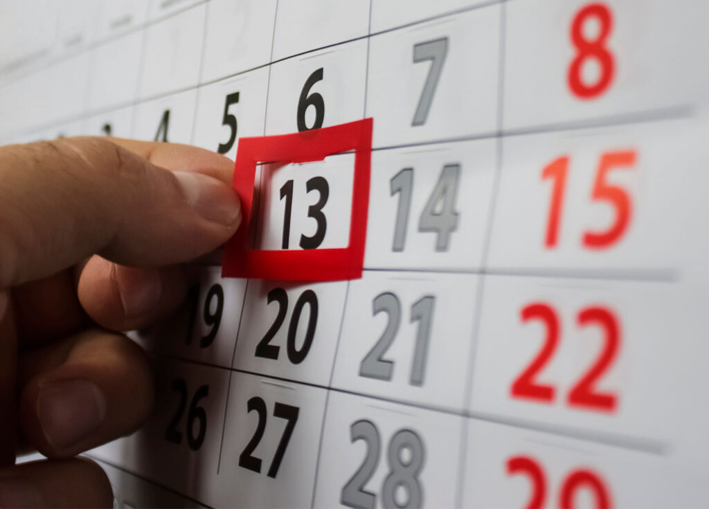 Was passiert, wenn die 14 Tage Einspruchsfrist auf ein Wochenende oder Feiertag fällt?