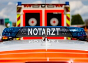 Read more about the article Wegerecht von Feuerwehr, Polizei und Rettungs­wagen: Wie müssen sich Autofahrer verhalten?