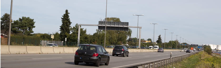 Mehrere Kraftfahrzeuge halten bei einer Abstandsmessung auf der Autobahn die erforderliche Distanz ein.