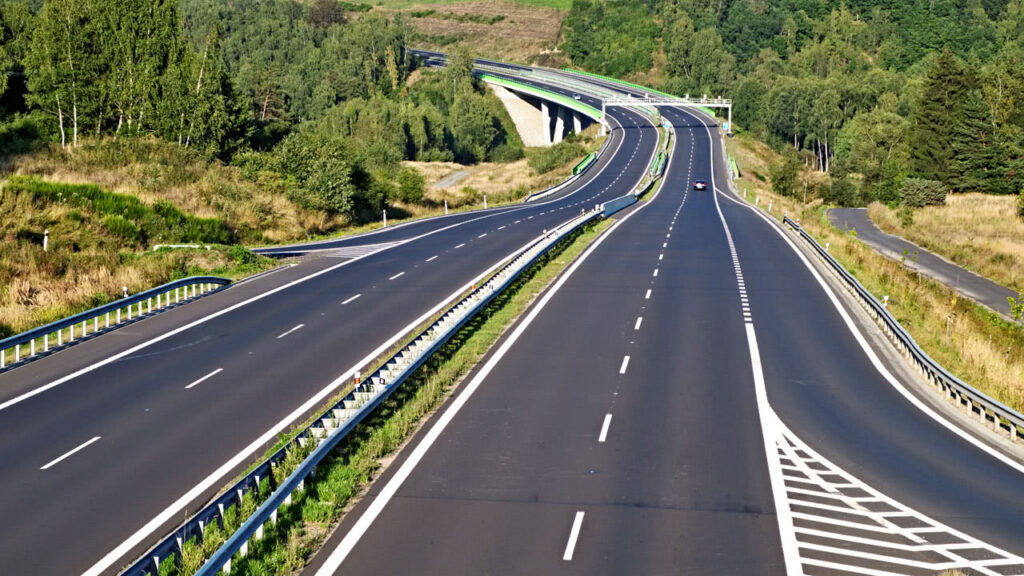 Eine Autobahn mit einem Beschleunigungsstreifen bzw. Einfädelungsstreifen der es ermöglicht auf die Autobahn zuzufahren.