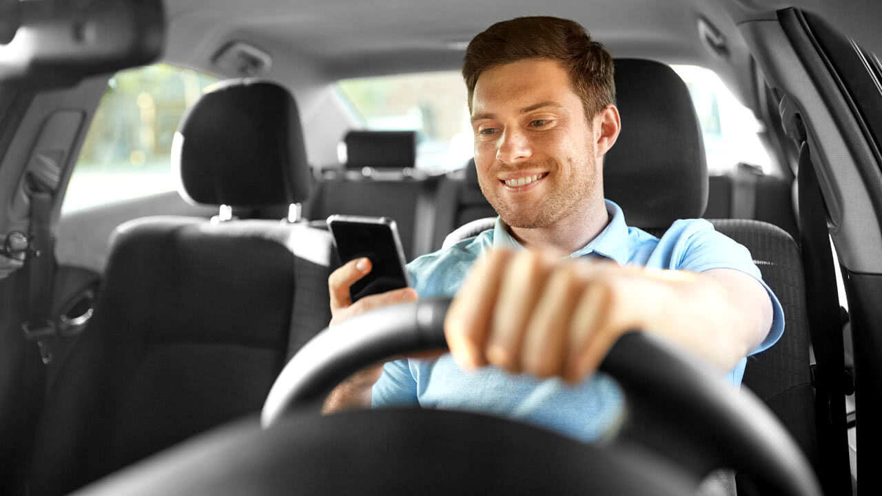 Autofahrer wird bei der Fahrt mit dem Handy von dem Handy-Blitzer "Monocam" erwischt
